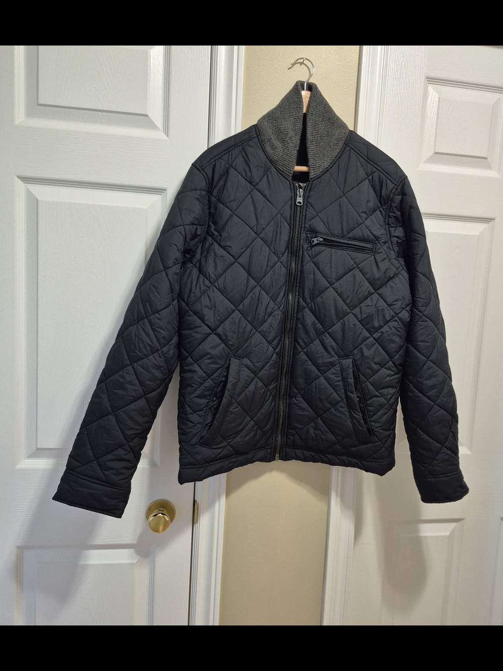 Abercrombie & Fitch Men's Black Quilted Puffer Jacket with Ribbed Collar
